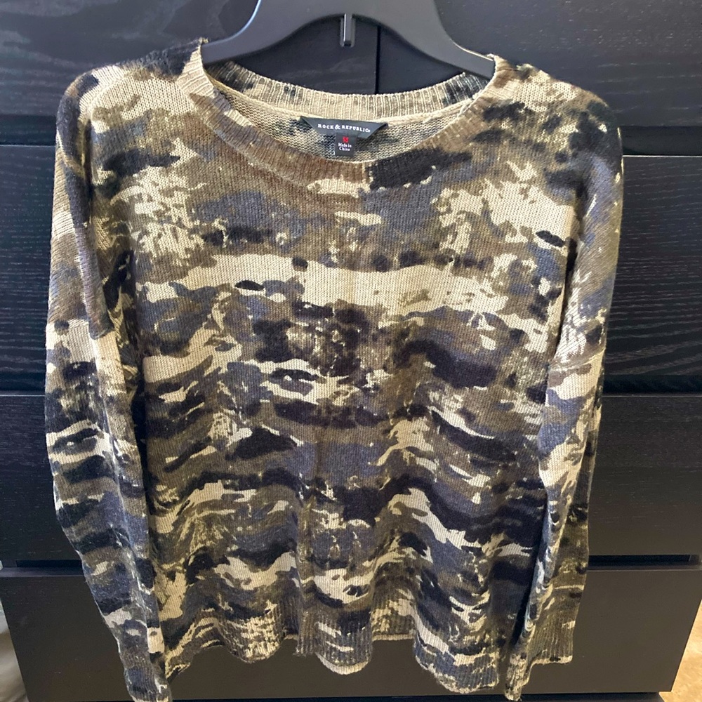 Camo design light sweater